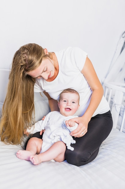 Foto gratuita madre che gioca con il suo bambino