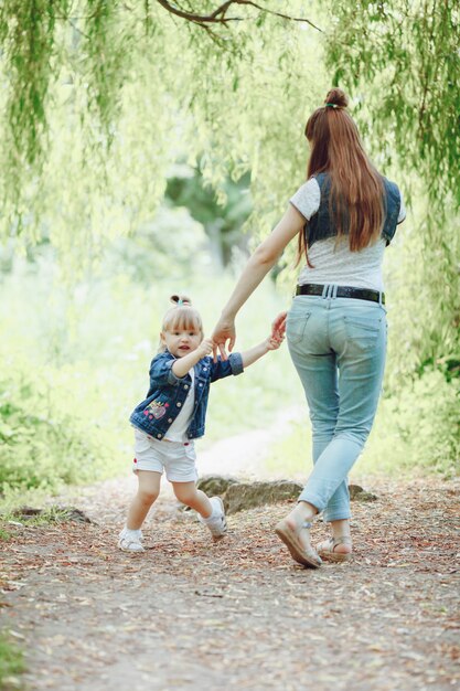 어머니 손을 잡고 그녀의 딸과 함께 연주