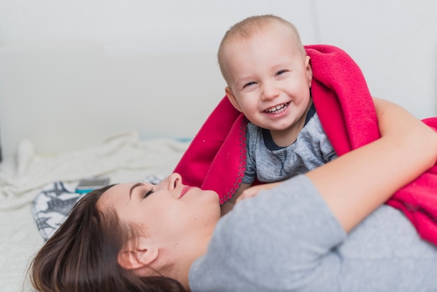 Madre giocare con suo figlio