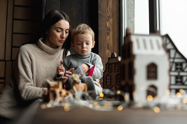 Foto gratuita madre che gioca con suo figlio