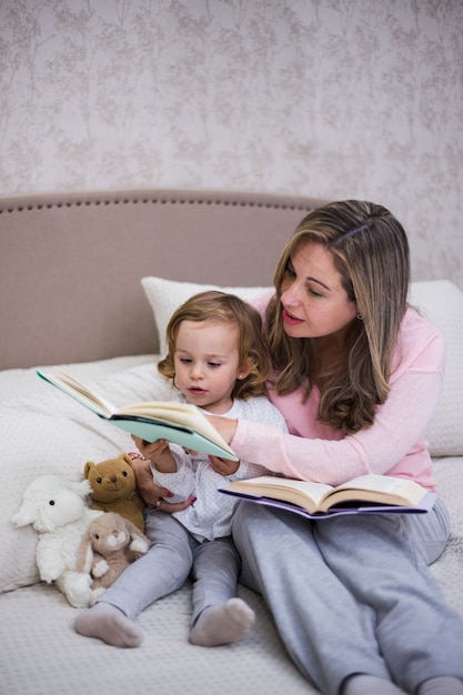 Free photo mother reading together with daughter