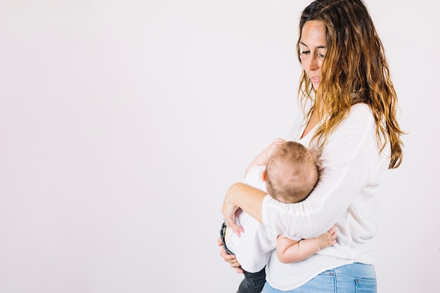 Foto gratuita madre che dondola piccola