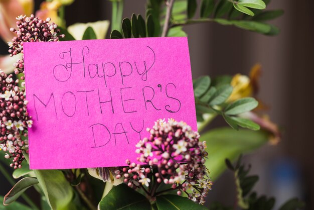 Free photo mother's day background with bouquet and card