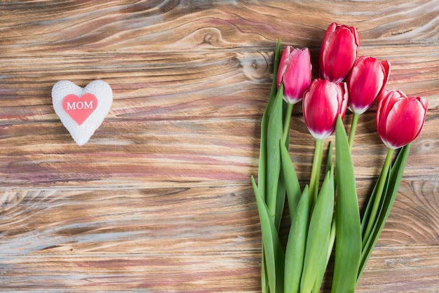 Free photo mother's day composition with heart and beautiful flowers