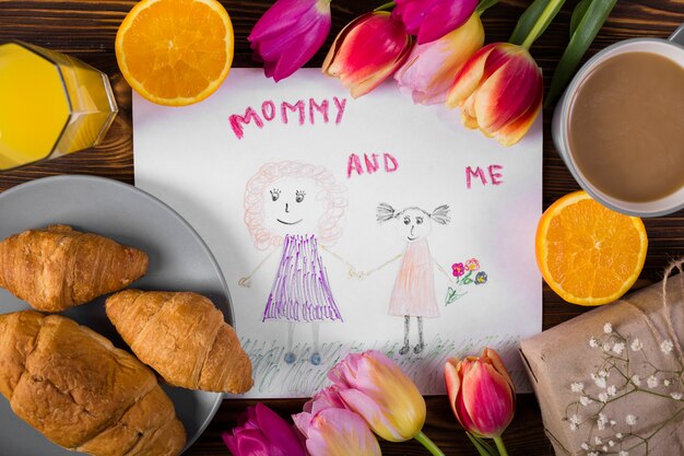 花と朝食の周りを描く母の日