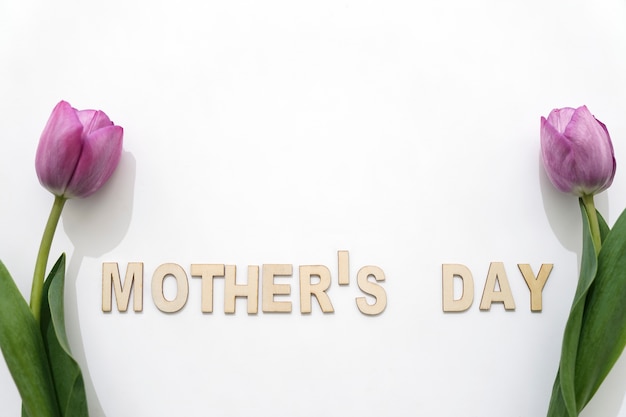 Foto gratuita lettering giorno della mamma con le rose