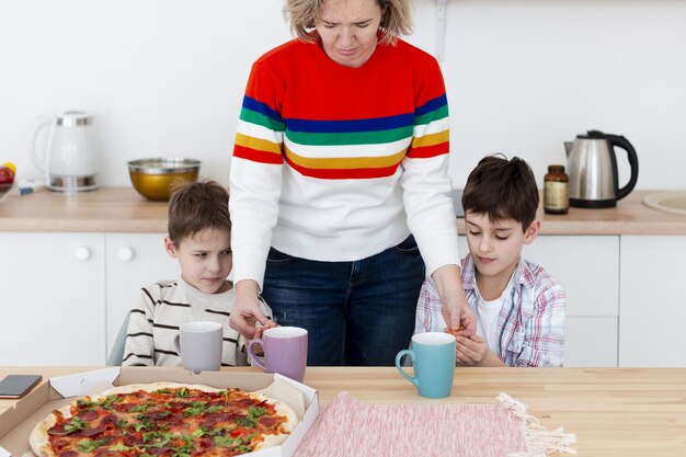 ピザを食べる前に子供の手を消毒する母親