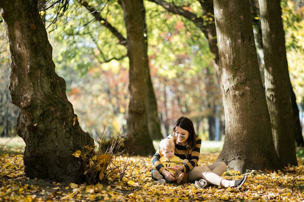 Madre e figlio nel parco d'autunno