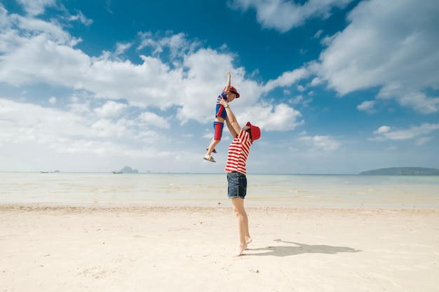 ビーチでのお母さんと息子の海と青空