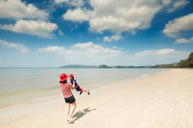 ビーチでのお母さんと息子の海と青空