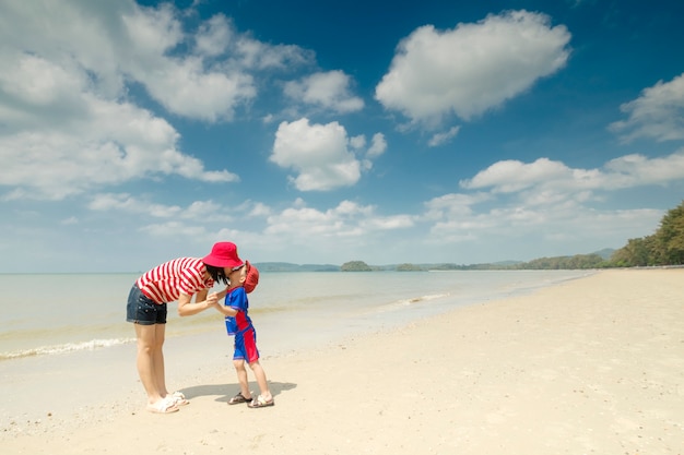 ビーチでのお母さんと息子の海と青空