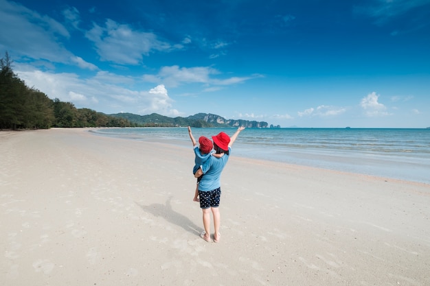 ビーチでのお母さんと息子の海と青空