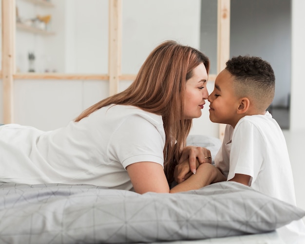 Foto gratuita madre e figlio hanno un momento speciale insieme a casa