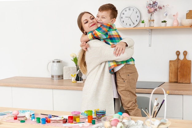 Abbracciare madre e figlio