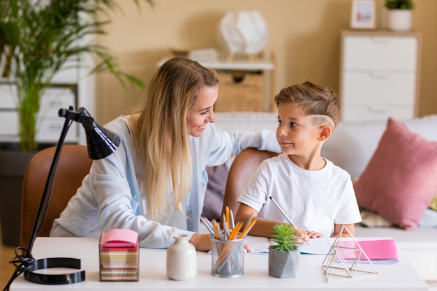 Foto gratuita madre e figlio si guardano