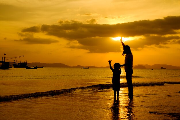 コピースペースのある日没の屋外での母と息子