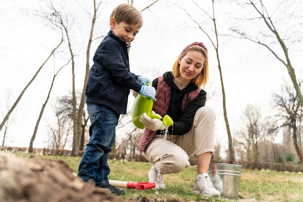 Foto gratuita madre e figlio che placcano insieme