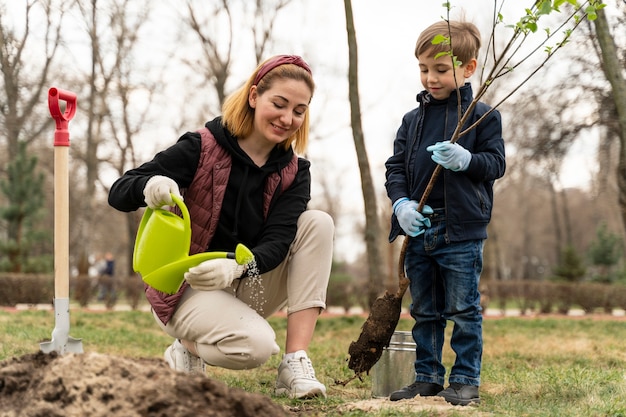 Foto gratuita madre e figlio che placcano insieme