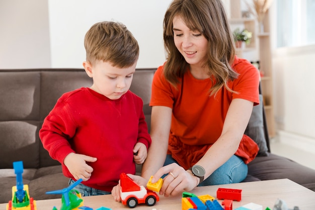 母と息子がおもちゃで遊んで