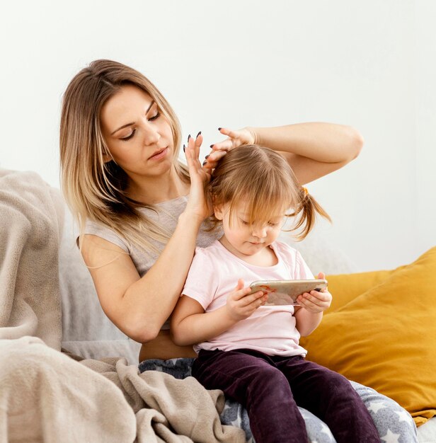 Free photo mother spending time together with her daughter