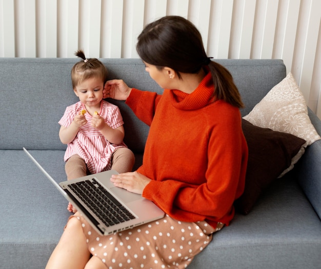 Foto gratuita la mamma trascorre del tempo con il suo bambino