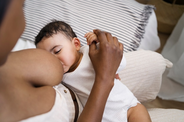 Foto gratuita la madre trascorre del tempo con il suo amato figlio