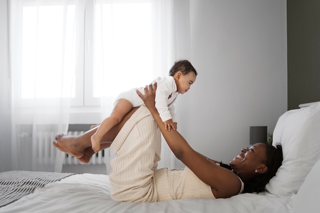 Foto gratuita la madre trascorre del tempo con il suo amato figlio