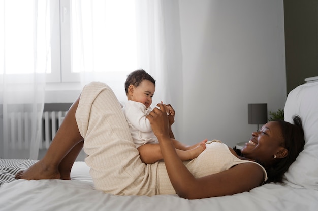 Foto gratuita la madre trascorre del tempo con il suo amato figlio