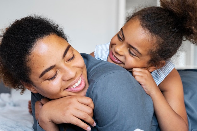 Foto gratuita madre che passa del tempo con suo figlio