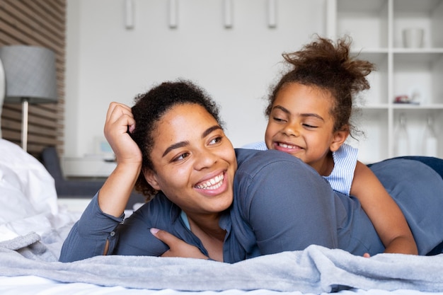 Foto gratuita madre che passa del tempo con suo figlio