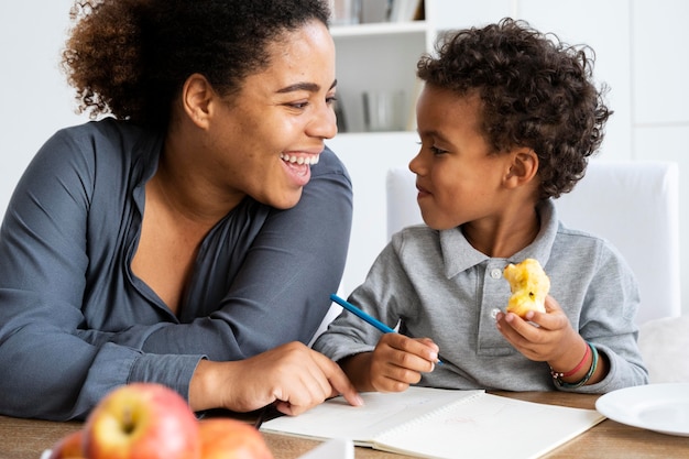 Madre che passa del tempo con suo figlio