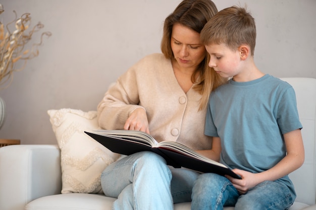 Foto gratuita madre che trascorre del tempo con suo figlio