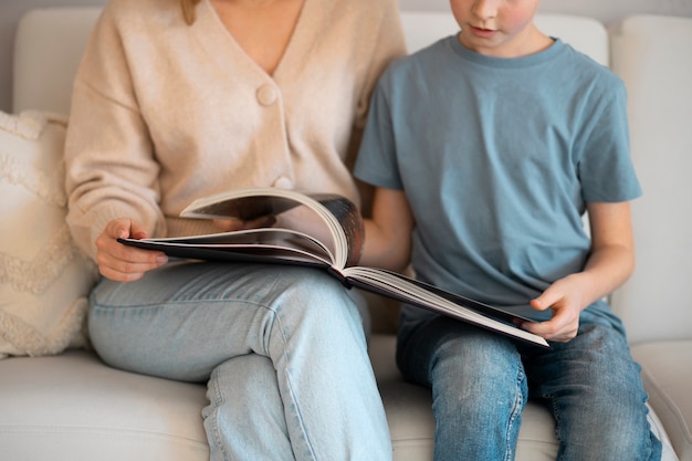 Foto gratuita madre che trascorre del tempo con suo figlio