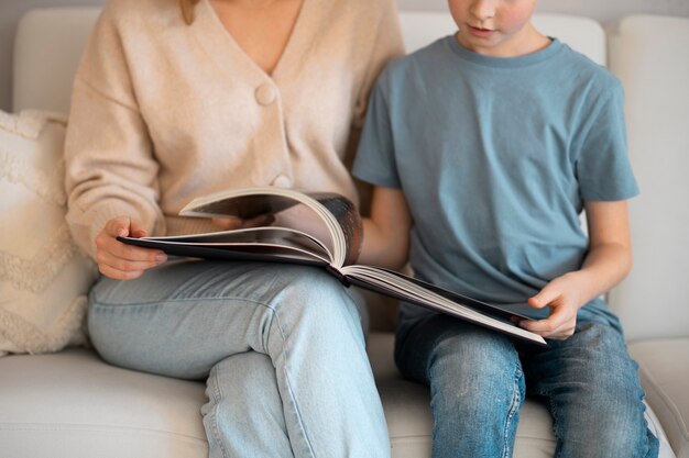 母親が子供と時間を過ごしている
