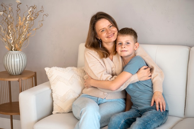 Foto gratuita madre che trascorre del tempo con suo figlio