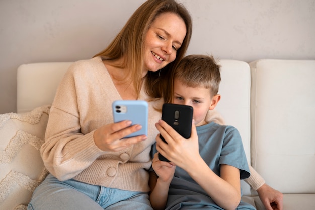 Foto gratuita madre che trascorre del tempo con suo figlio