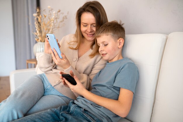 母親が子供と時間を過ごしている