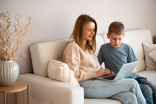 Foto gratuita madre che trascorre del tempo con suo figlio