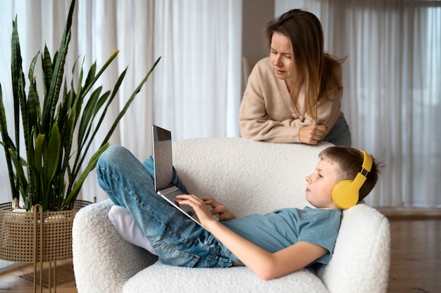 Foto gratuita madre che trascorre del tempo con suo figlio