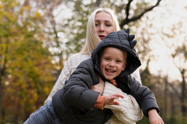 Foto gratuita madre che trascorre del tempo con suo figlio