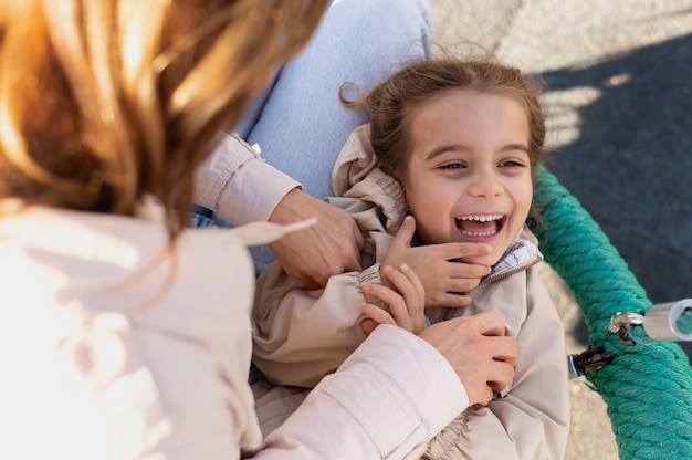 Madre che trascorre del tempo con suo figlio