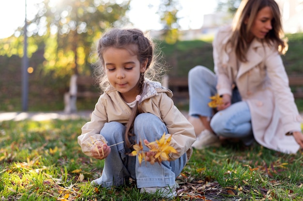 Foto gratuita madre che trascorre del tempo con suo figlio