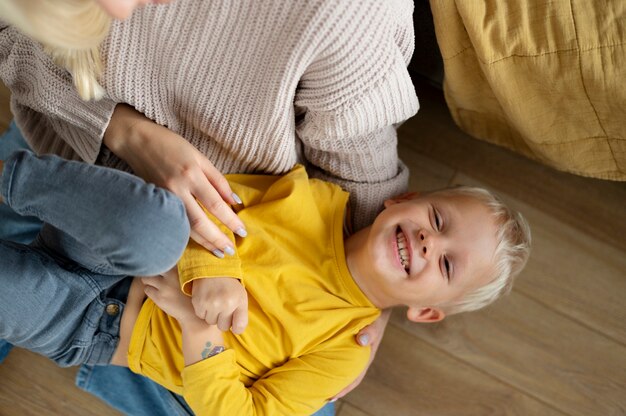 子供と過ごすお母さん