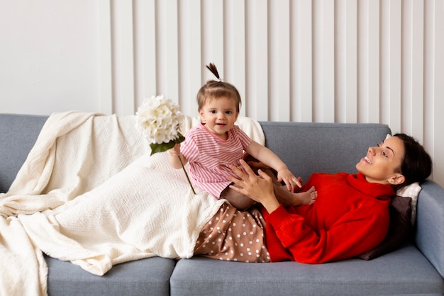 Foto gratuita madre che trascorre del tempo con sua figlia