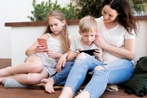 Foto gratuita madre stare con i suoi figli