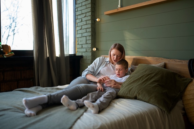 Foto gratuita madre che si prende cura del figlio autistico a casa