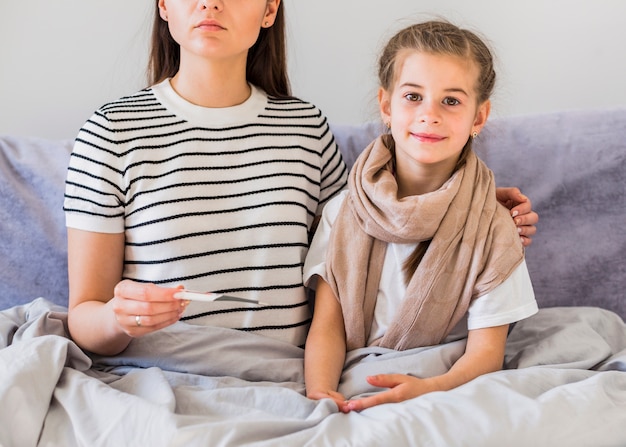 Foto gratuita madre che si prende cura di sua figlia