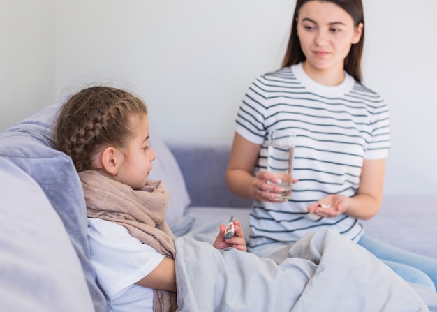 Foto gratuita madre che si prende cura di sua figlia malata