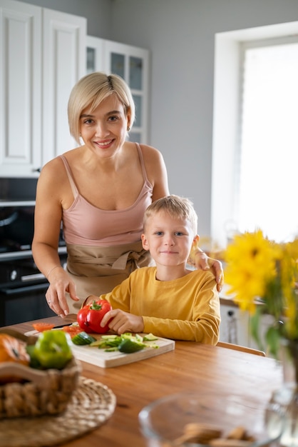 Foto gratuita madre che insegna ai suoi figli a cucinare a casa