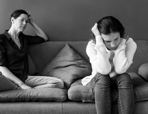 Foto gratuita madre e figlia adolescente avendo una discussione